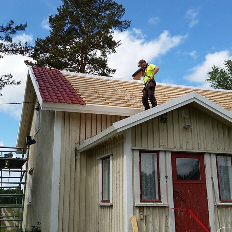 Pågående takrenovering av egnahemshus utförd av Triaxe i Malax