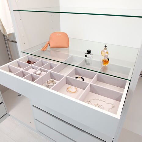 Exklusiv måttanpassad walk-in-closet med tillbehörs- och smyckesförvaring från Mirror Line och Emmi-Kök i Vasa