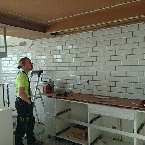 Plattsättning och kakling av stänkskydd för Emmi-Kök under pågående köksrenovering i Vasa